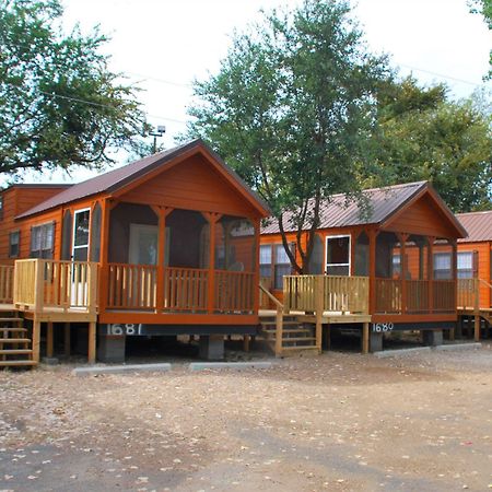 Rustic Creek Ranch Resort At North Jellystone Park 伯利森 外观 照片