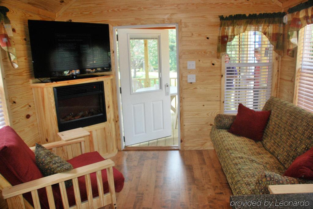 Rustic Creek Ranch Resort At North Jellystone Park 伯利森 外观 照片