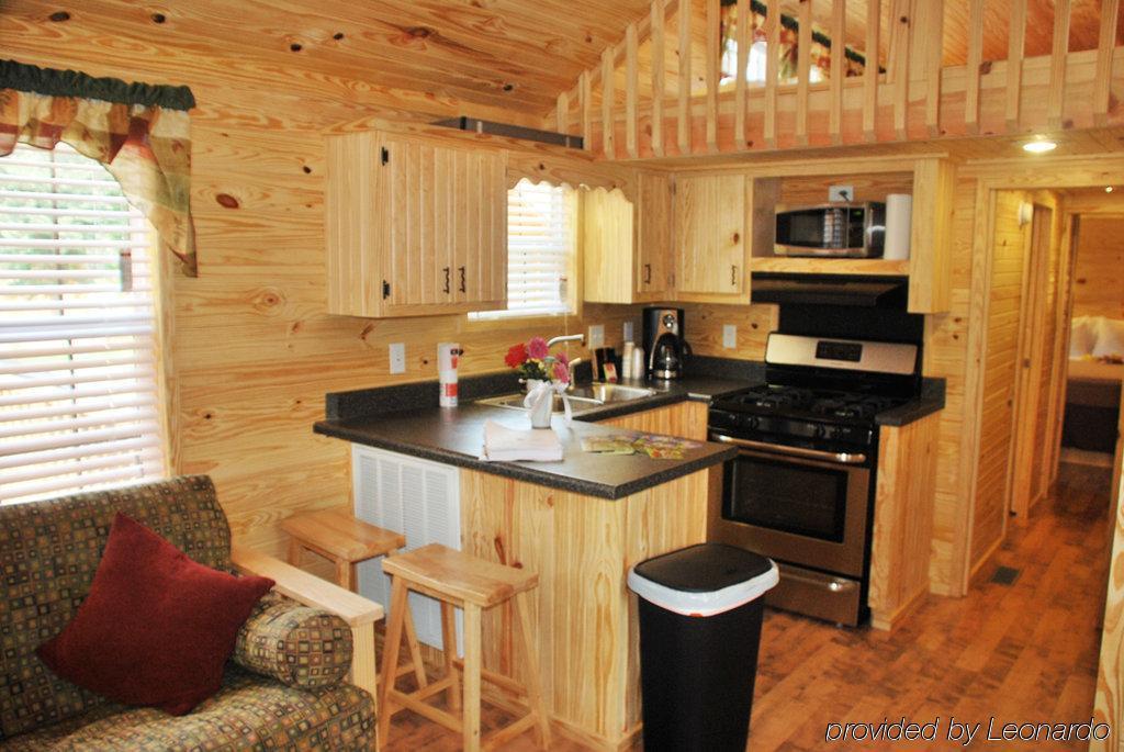 Rustic Creek Ranch Resort At North Jellystone Park 伯利森 外观 照片