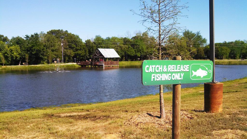 Rustic Creek Ranch Resort At North Jellystone Park 伯利森 外观 照片