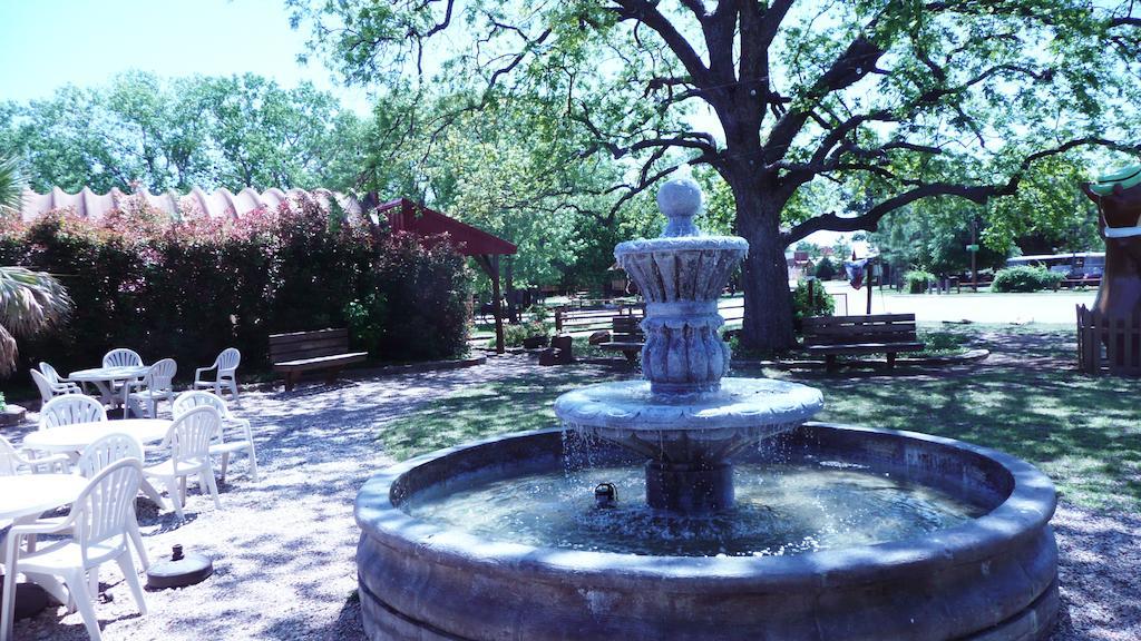 Rustic Creek Ranch Resort At North Jellystone Park 伯利森 外观 照片
