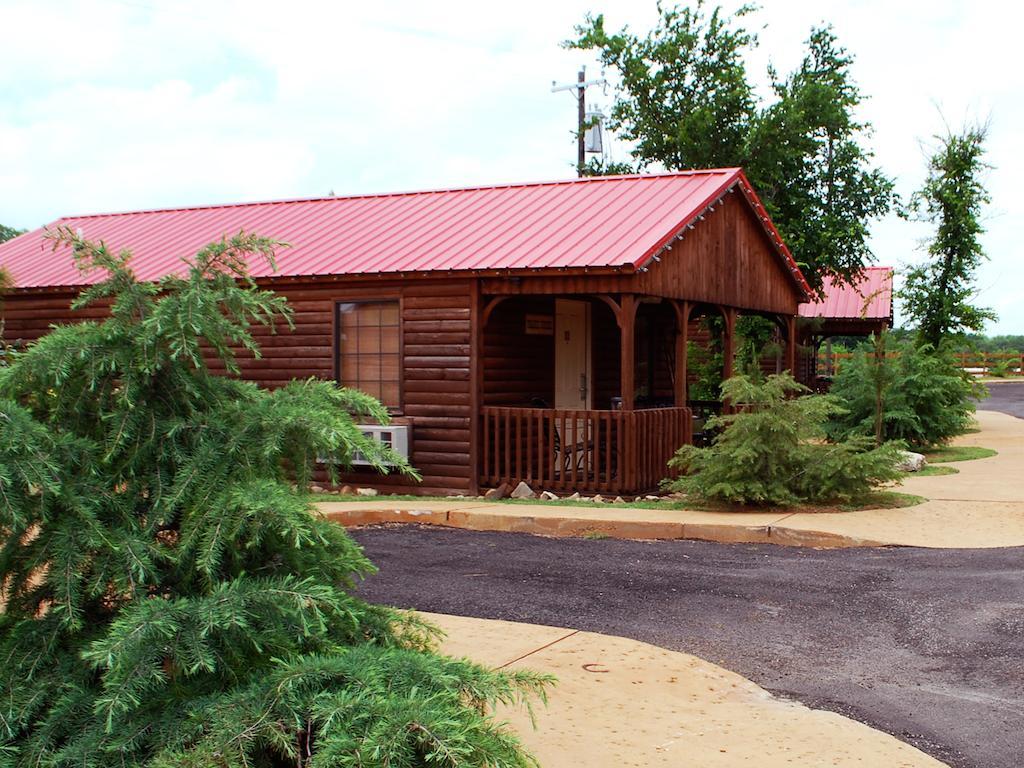 Rustic Creek Ranch Resort At North Jellystone Park 伯利森 外观 照片