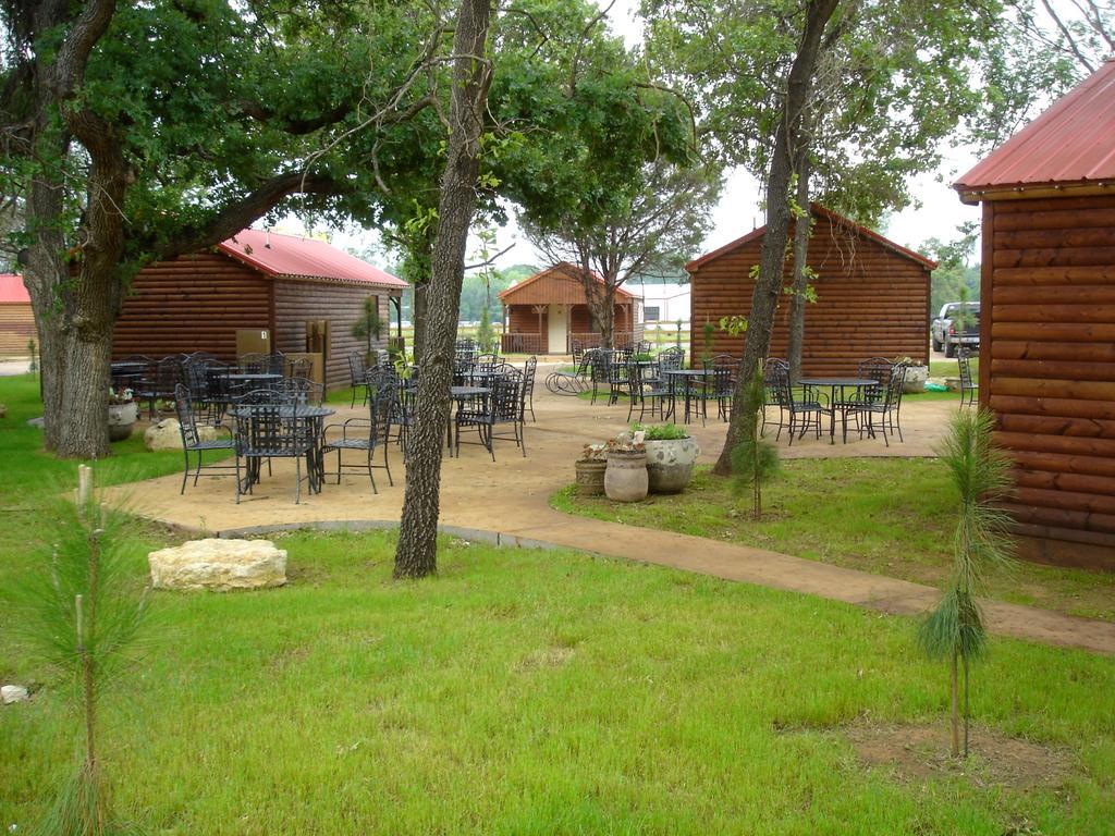 Rustic Creek Ranch Resort At North Jellystone Park 伯利森 外观 照片