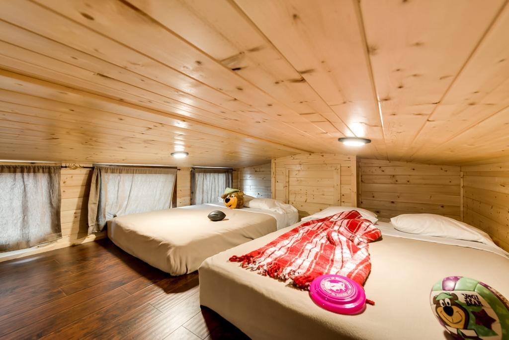 Rustic Creek Ranch Resort At North Jellystone Park 伯利森 外观 照片