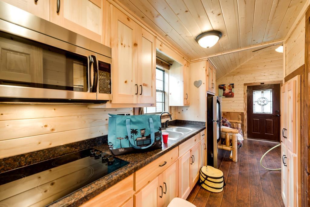 Rustic Creek Ranch Resort At North Jellystone Park 伯利森 外观 照片