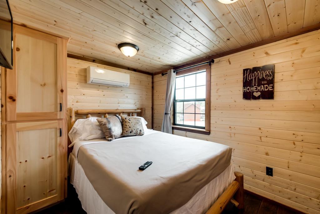 Rustic Creek Ranch Resort At North Jellystone Park 伯利森 外观 照片