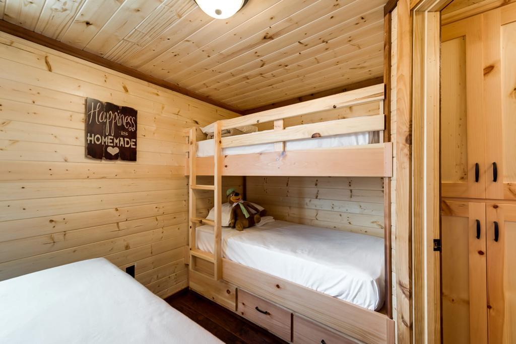 Rustic Creek Ranch Resort At North Jellystone Park 伯利森 外观 照片