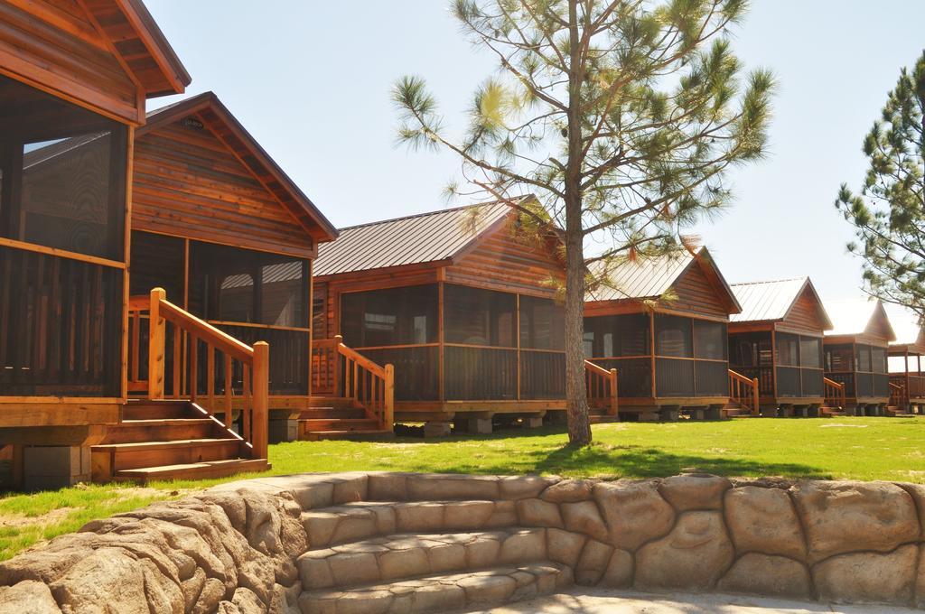 Rustic Creek Ranch Resort At North Jellystone Park 伯利森 外观 照片
