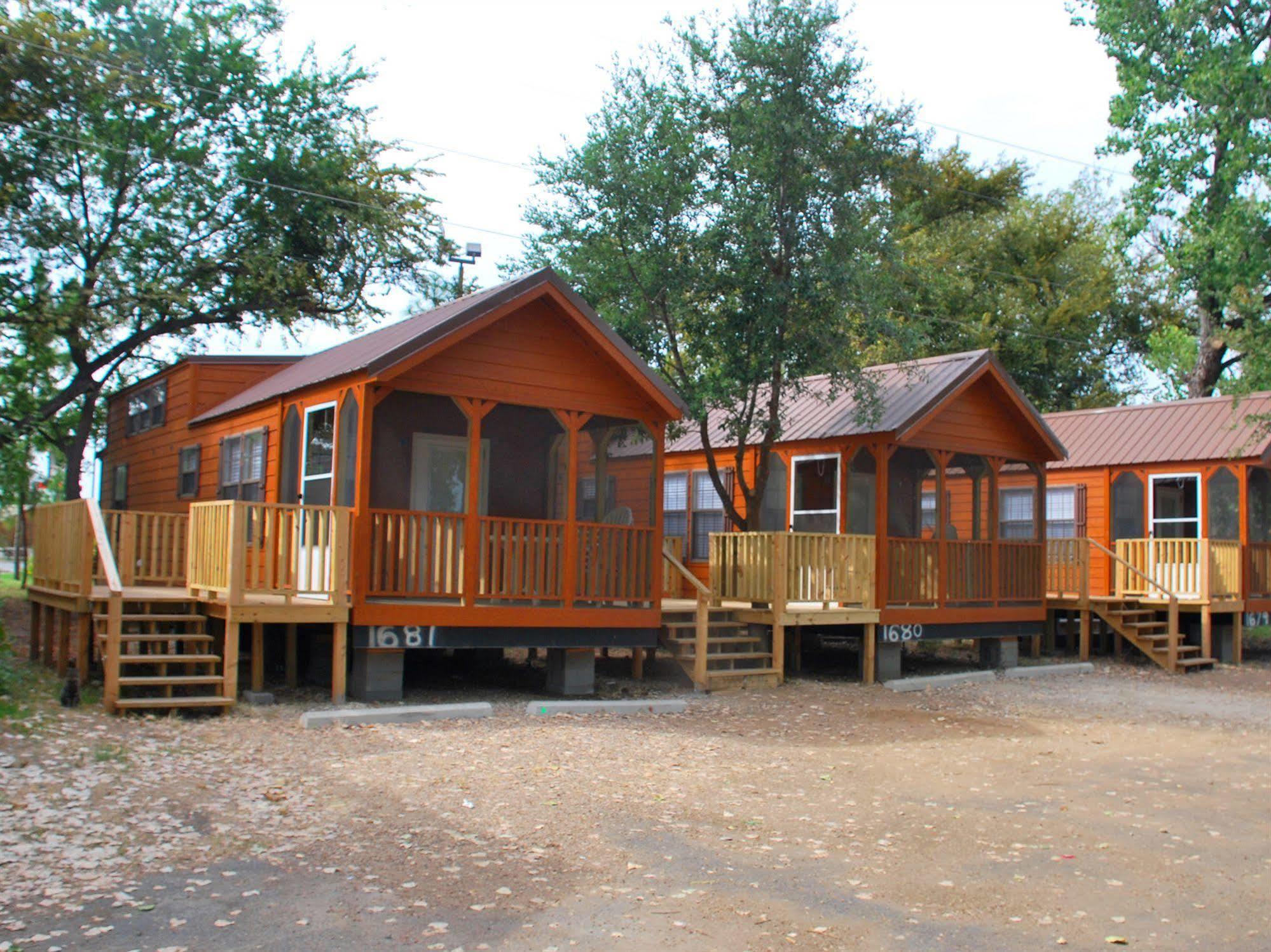 Rustic Creek Ranch Resort At North Jellystone Park 伯利森 外观 照片