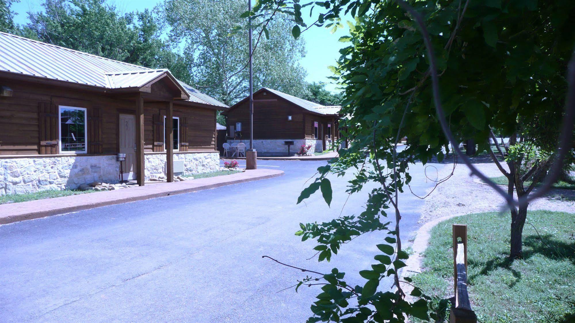Rustic Creek Ranch Resort At North Jellystone Park 伯利森 外观 照片