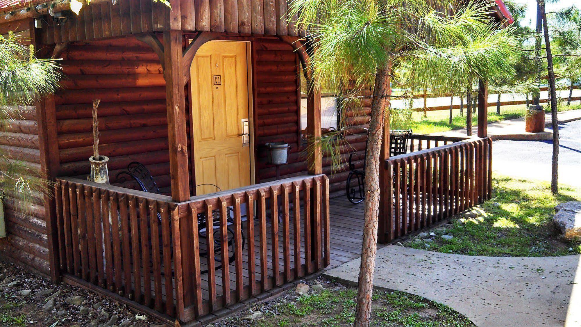 Rustic Creek Ranch Resort At North Jellystone Park 伯利森 外观 照片