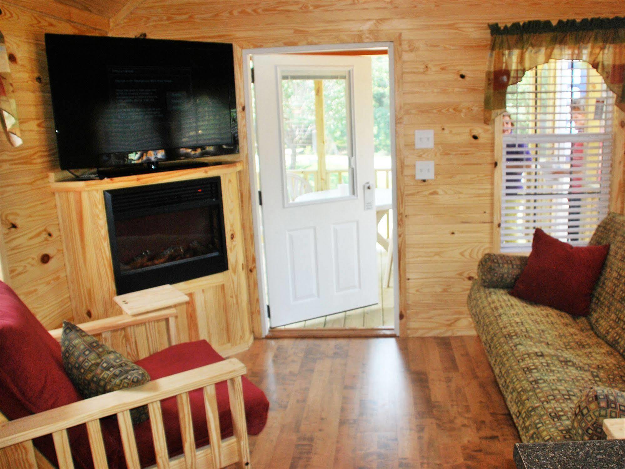 Rustic Creek Ranch Resort At North Jellystone Park 伯利森 外观 照片