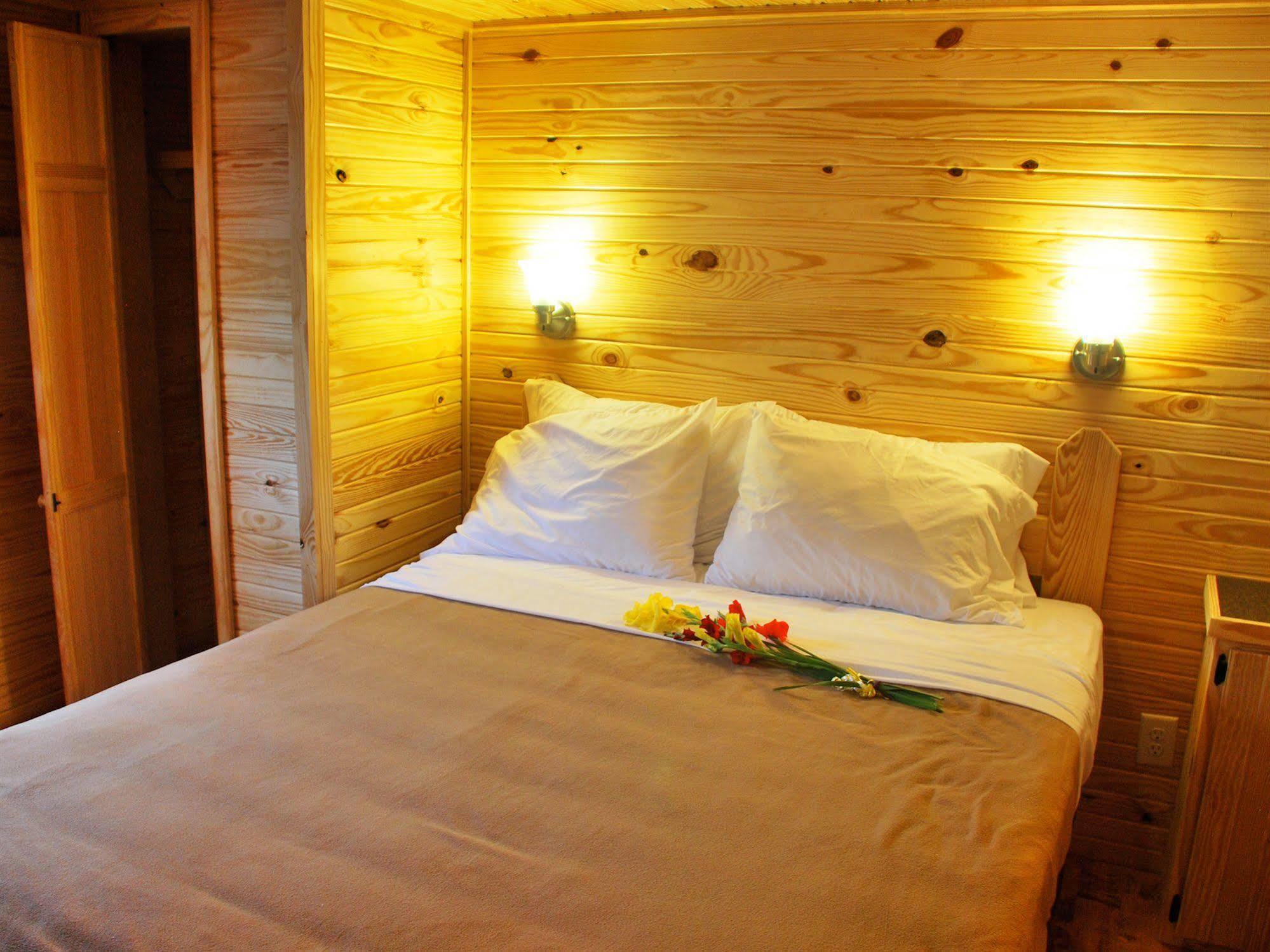 Rustic Creek Ranch Resort At North Jellystone Park 伯利森 外观 照片