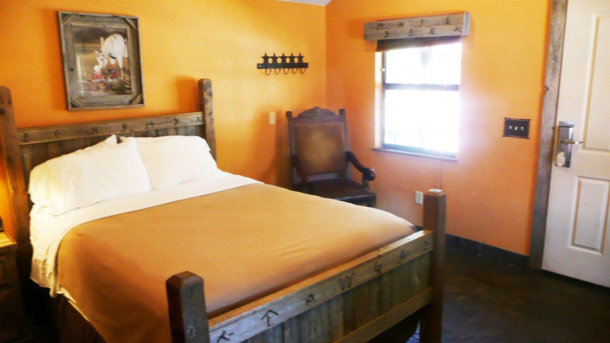 Rustic Creek Ranch Resort At North Jellystone Park 伯利森 外观 照片