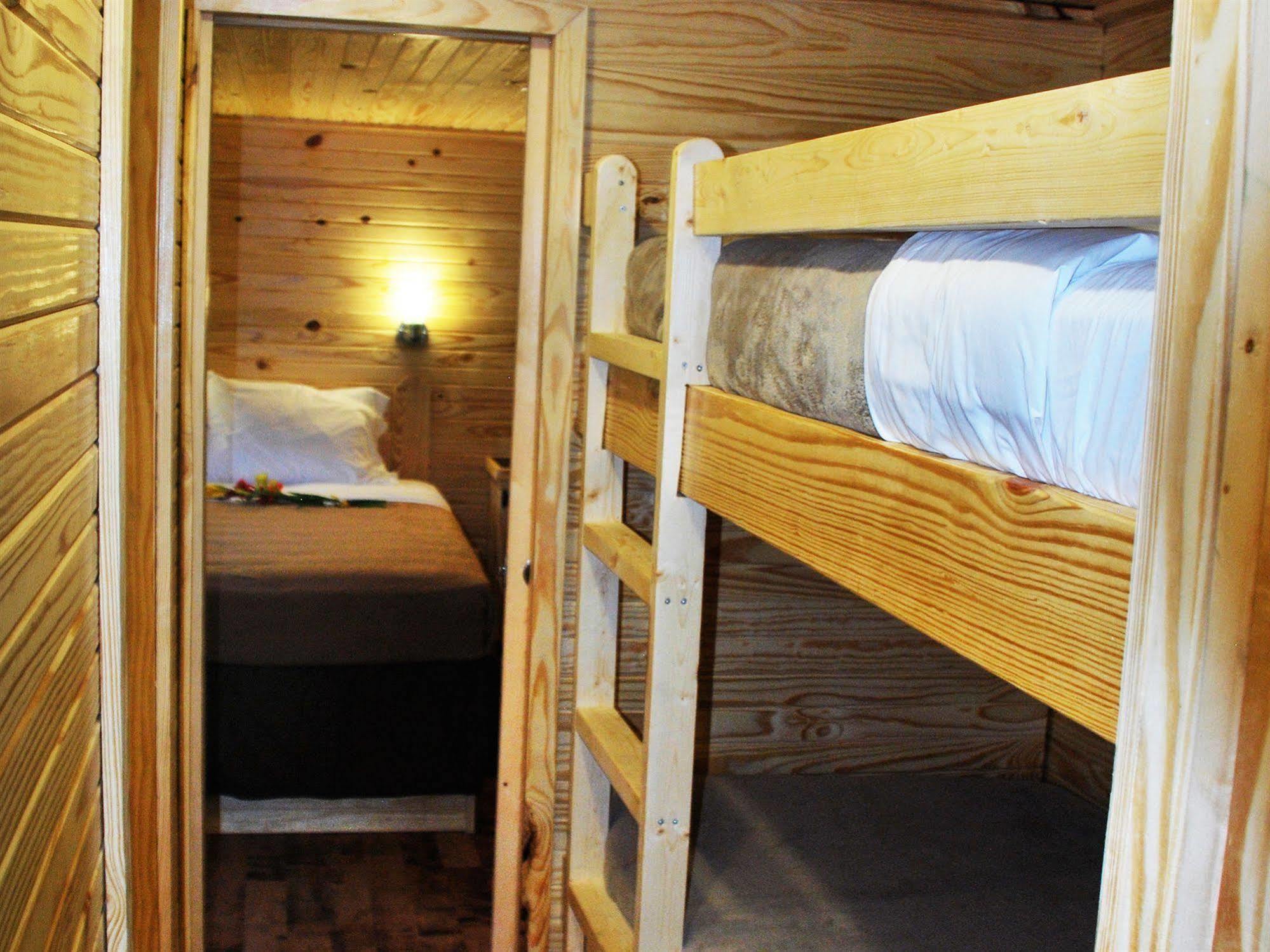 Rustic Creek Ranch Resort At North Jellystone Park 伯利森 外观 照片