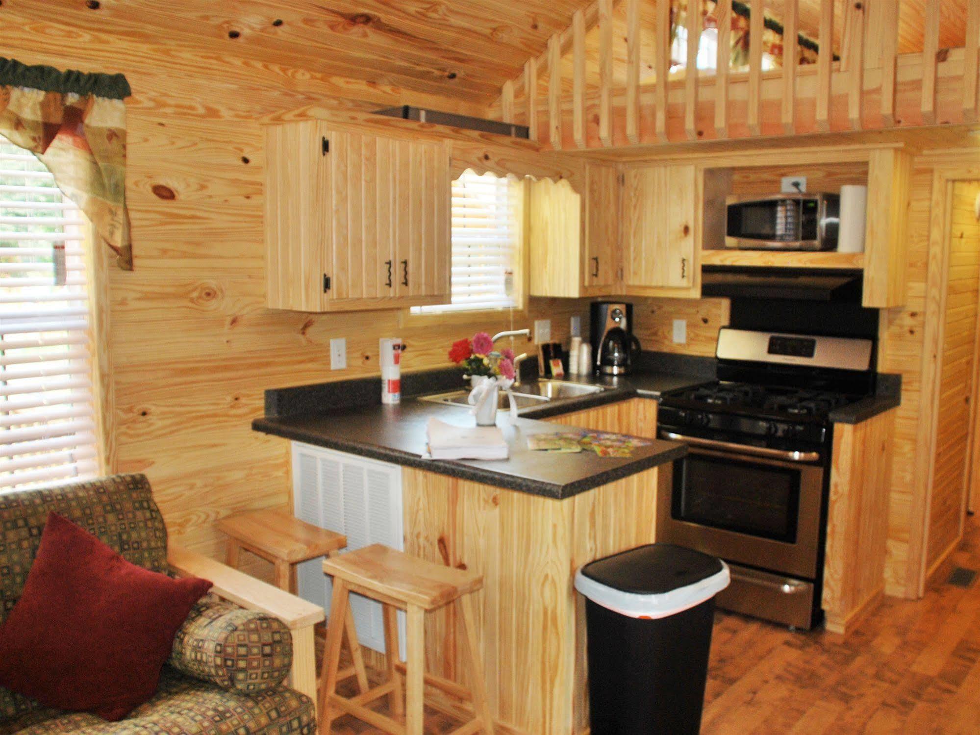 Rustic Creek Ranch Resort At North Jellystone Park 伯利森 外观 照片