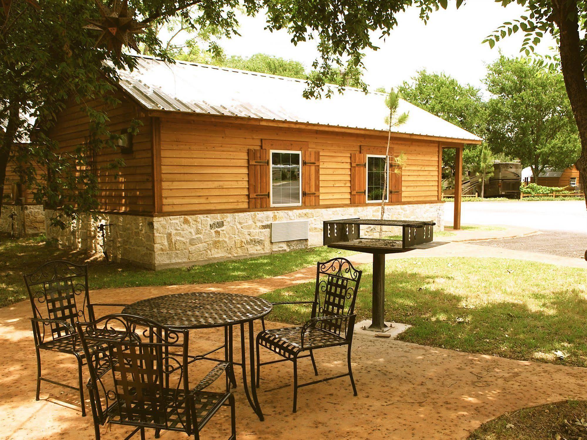 Rustic Creek Ranch Resort At North Jellystone Park 伯利森 外观 照片