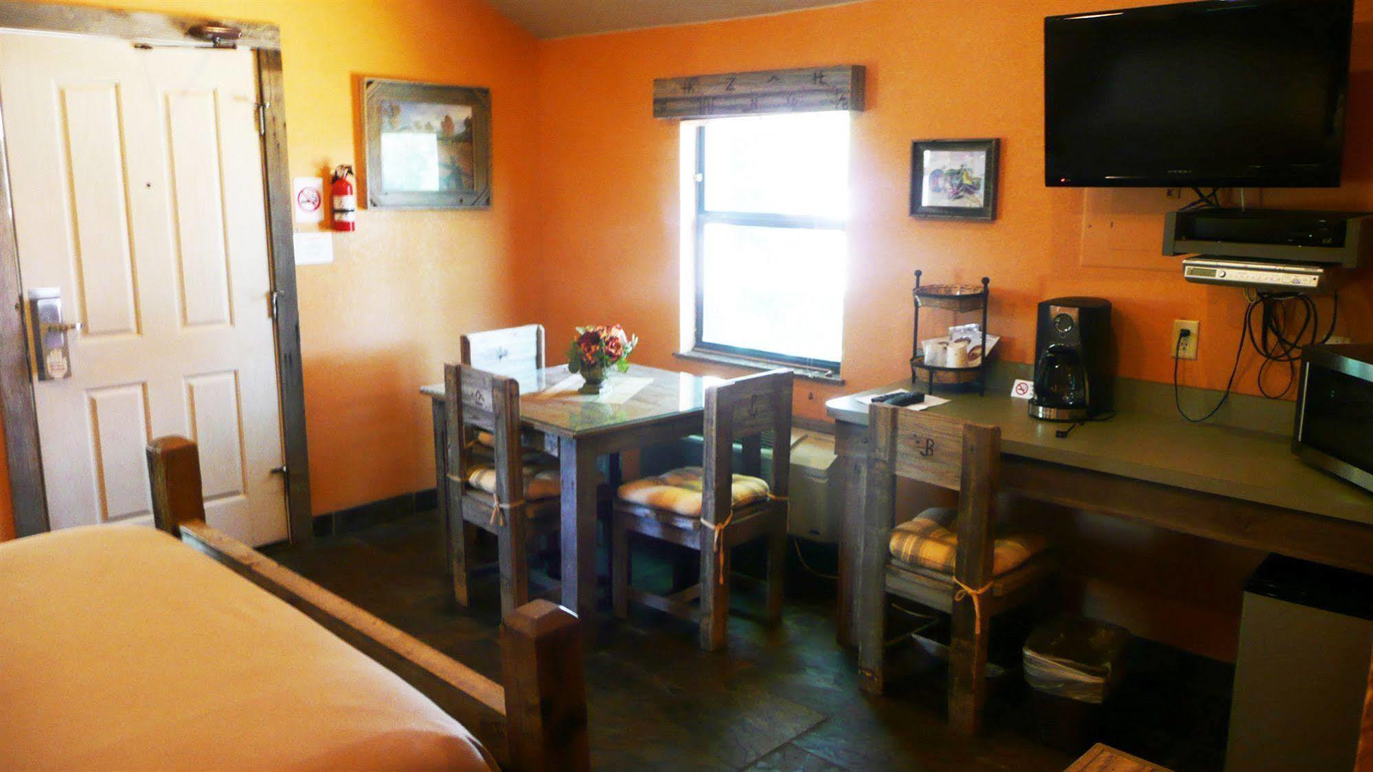 Rustic Creek Ranch Resort At North Jellystone Park 伯利森 外观 照片