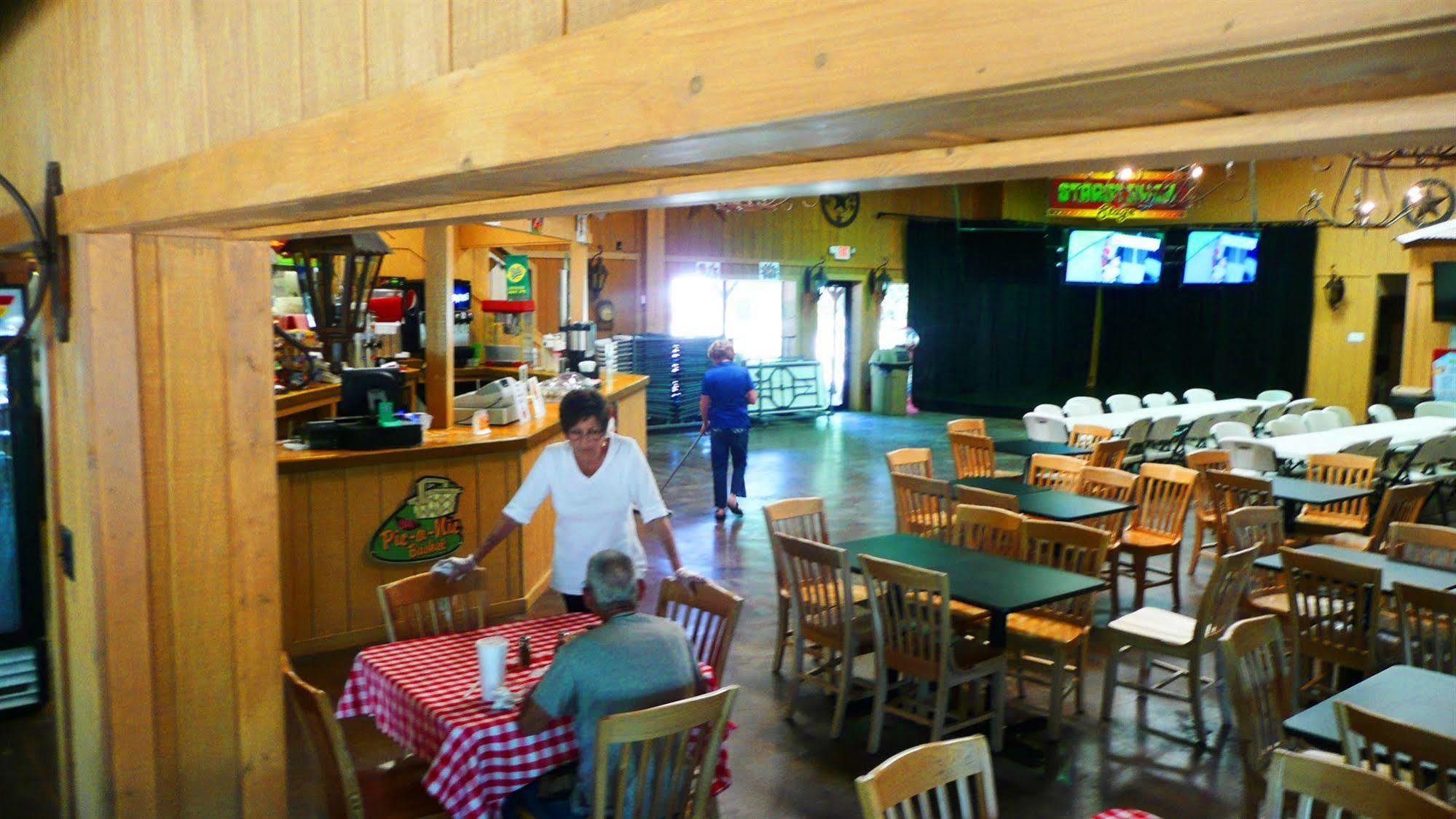 Rustic Creek Ranch Resort At North Jellystone Park 伯利森 外观 照片