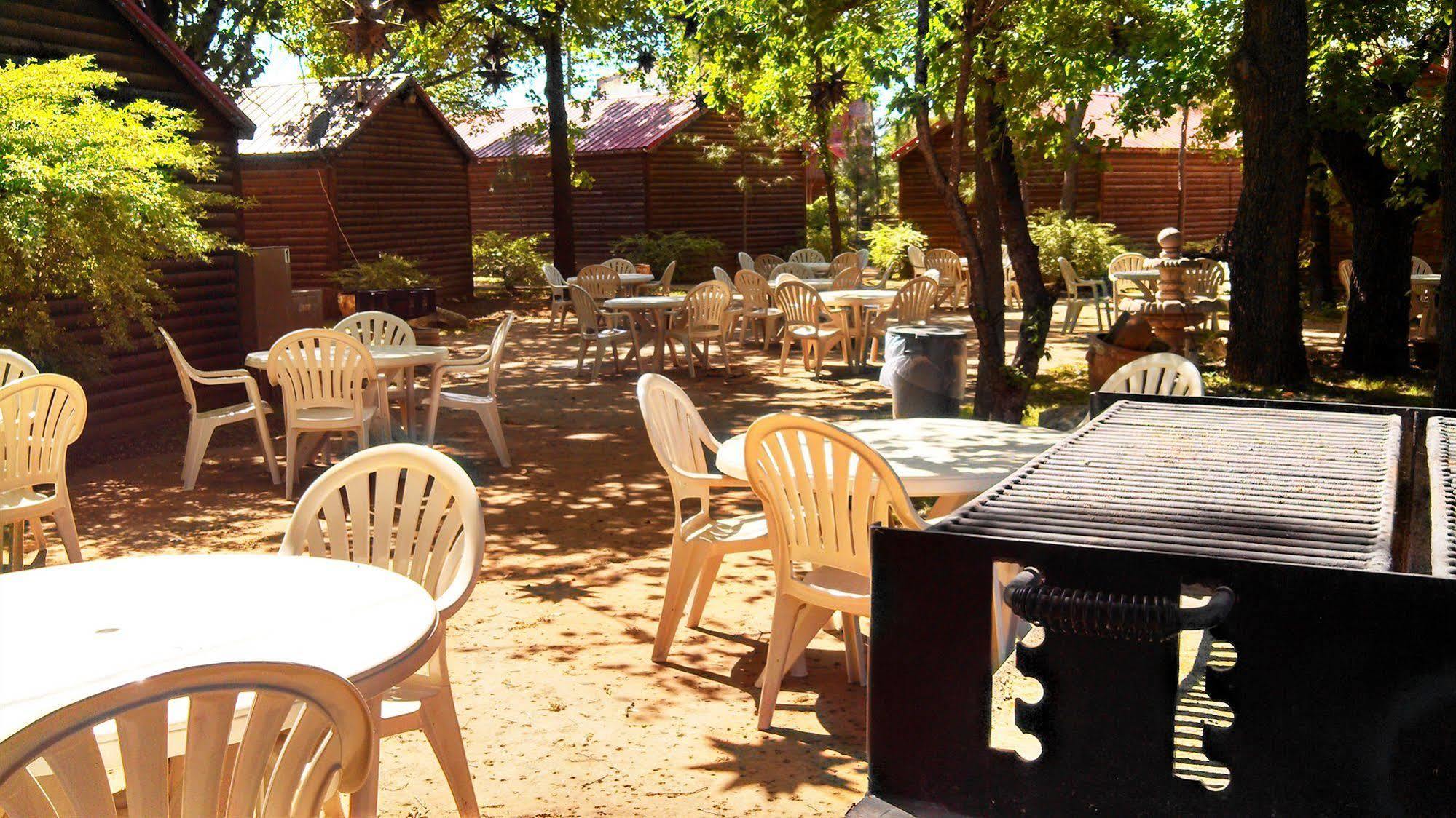 Rustic Creek Ranch Resort At North Jellystone Park 伯利森 外观 照片